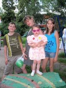 Дети нашего двора - Егор, Валя с сестренкой Машей и Диана