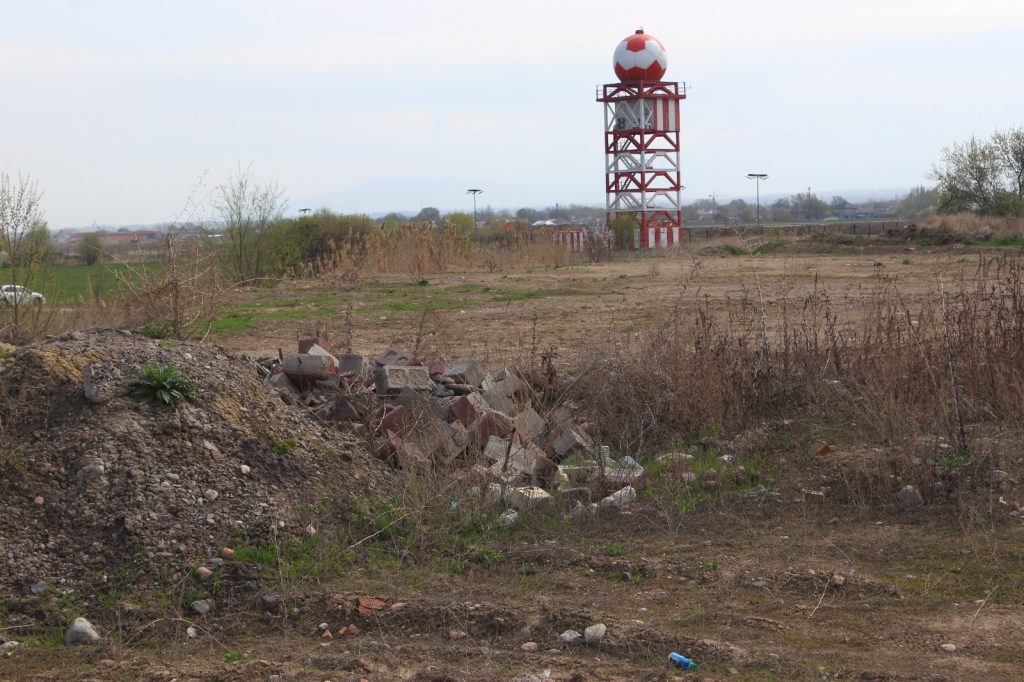 Illegal dumping sites and overgrown vegetation on the northern side of the airport where the sanitary protection zone should have been established (photos: Green Salvation, 5 April 2026).